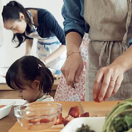 子どもと料理をしている