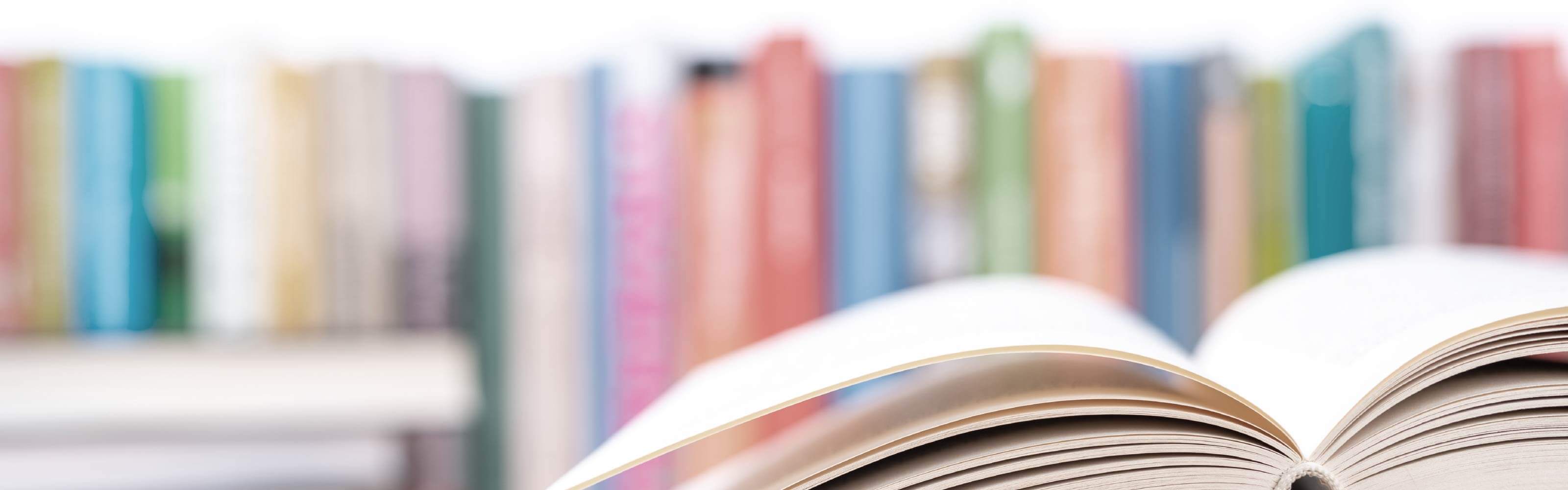 並んでいる本が奥にあり、手前に開いている本がある