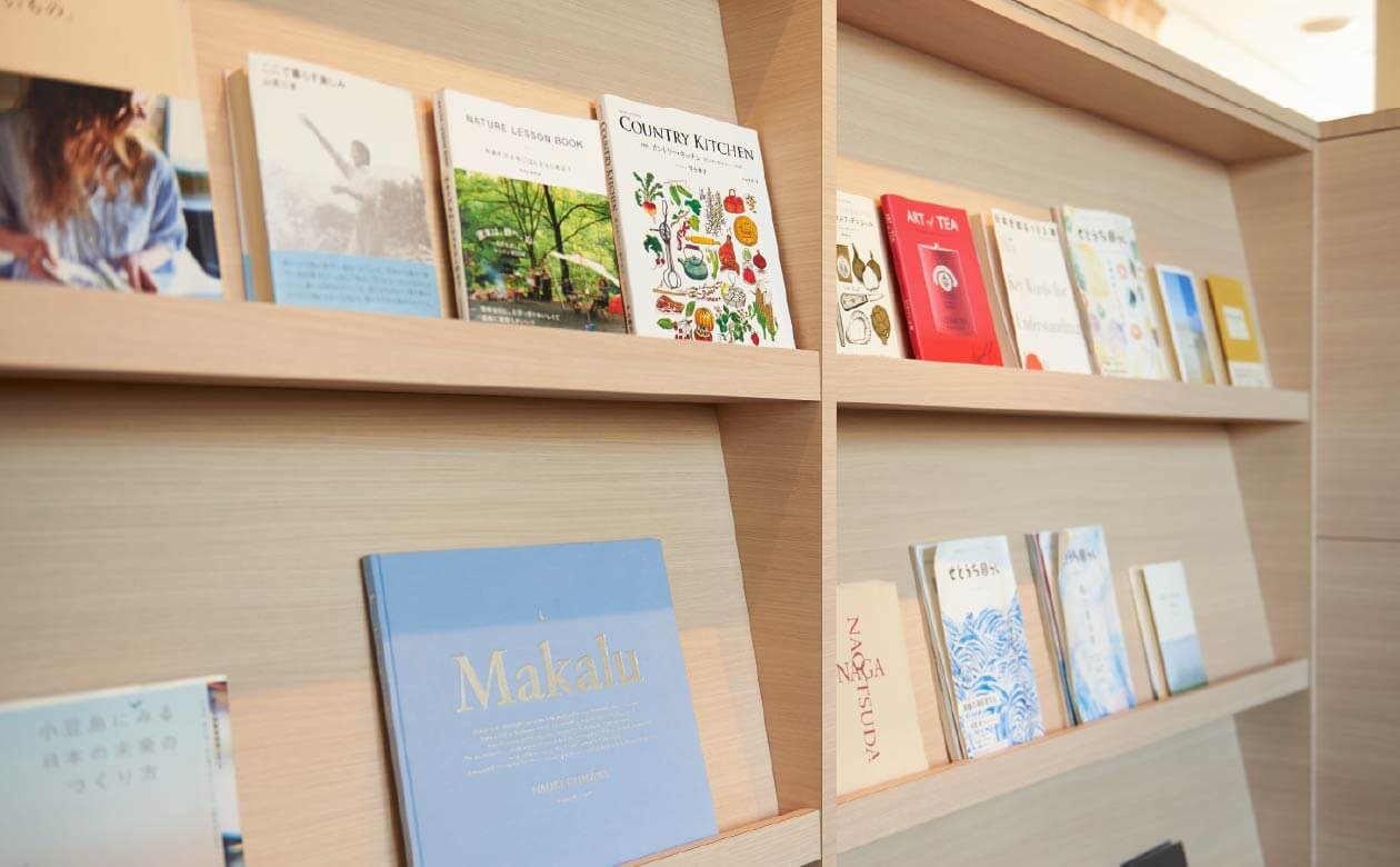 立てかけられている本が数冊