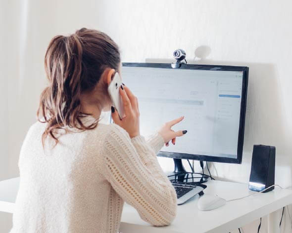 女性がPCを見てリモート会議をしている