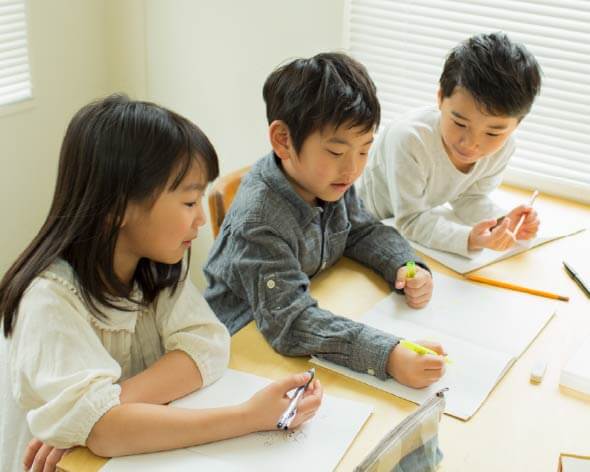 子ども3人が宿題をしている