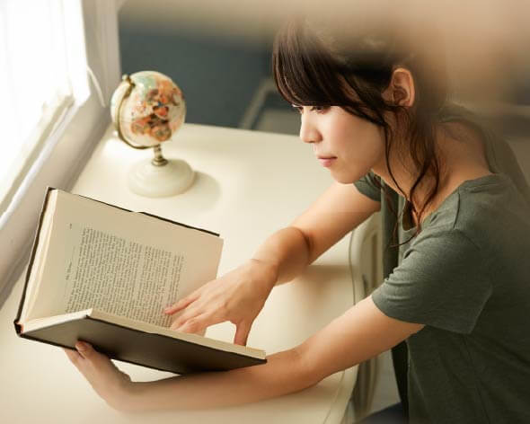 女性が読書をしている