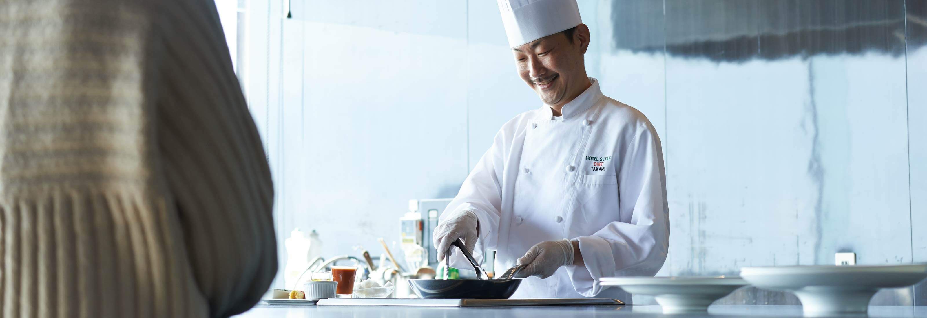 シェフが料理をしている
