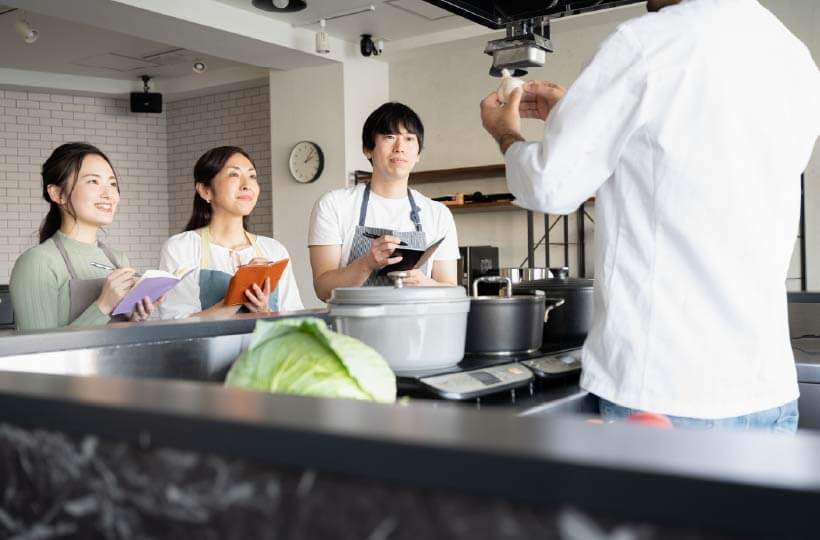 シェフが料理を教えている