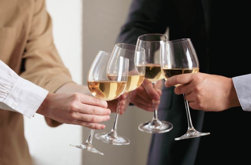 ワインで乾杯している