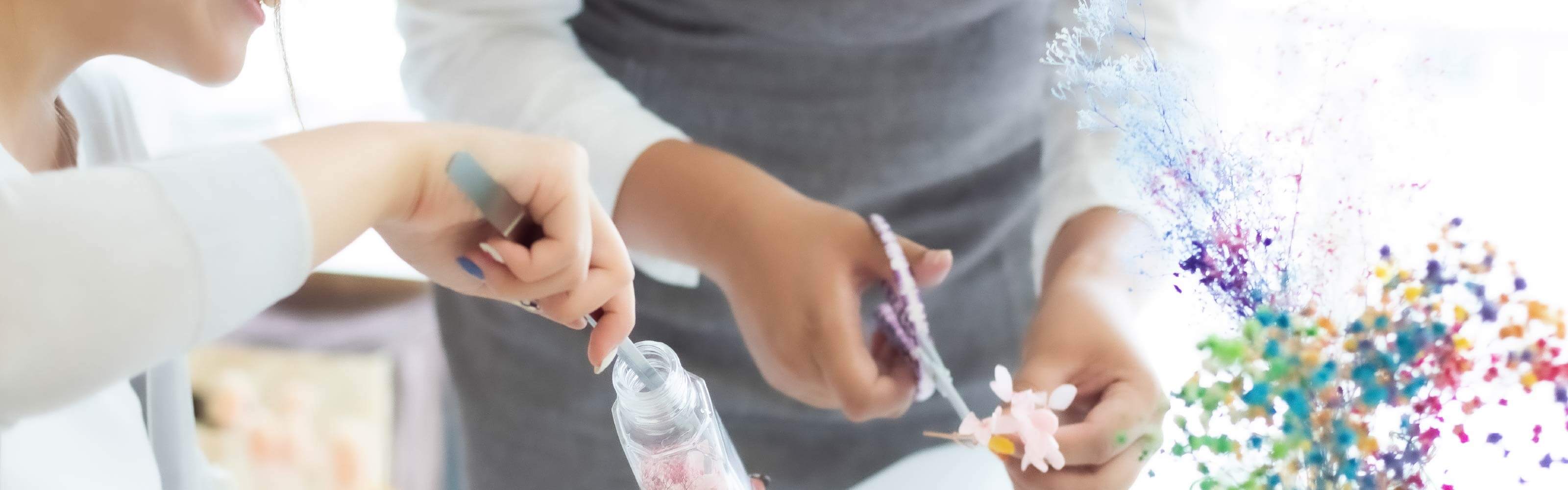 フラワーアレンジメントをしている