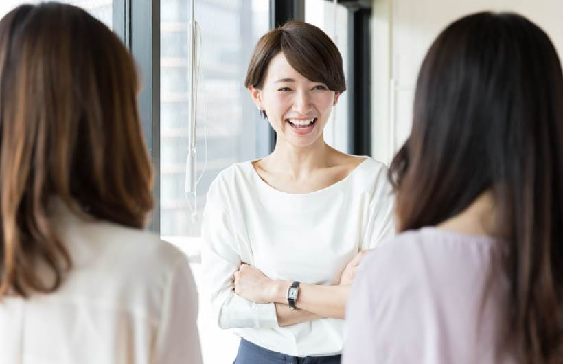 3人の女性が談笑している