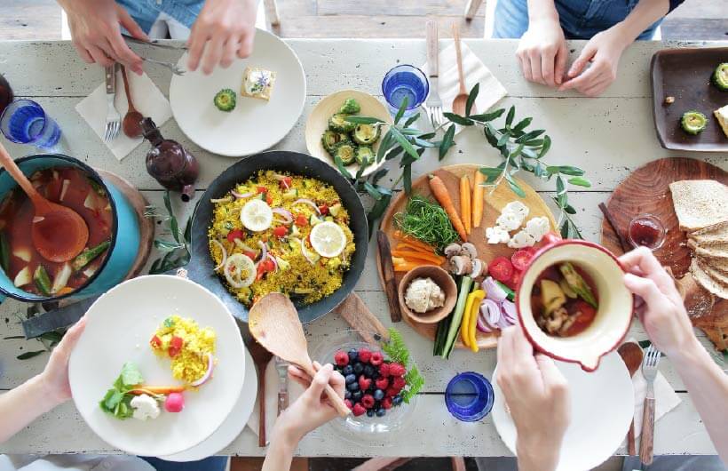 大皿で食事を取り分けている様子（真上から俯瞰）