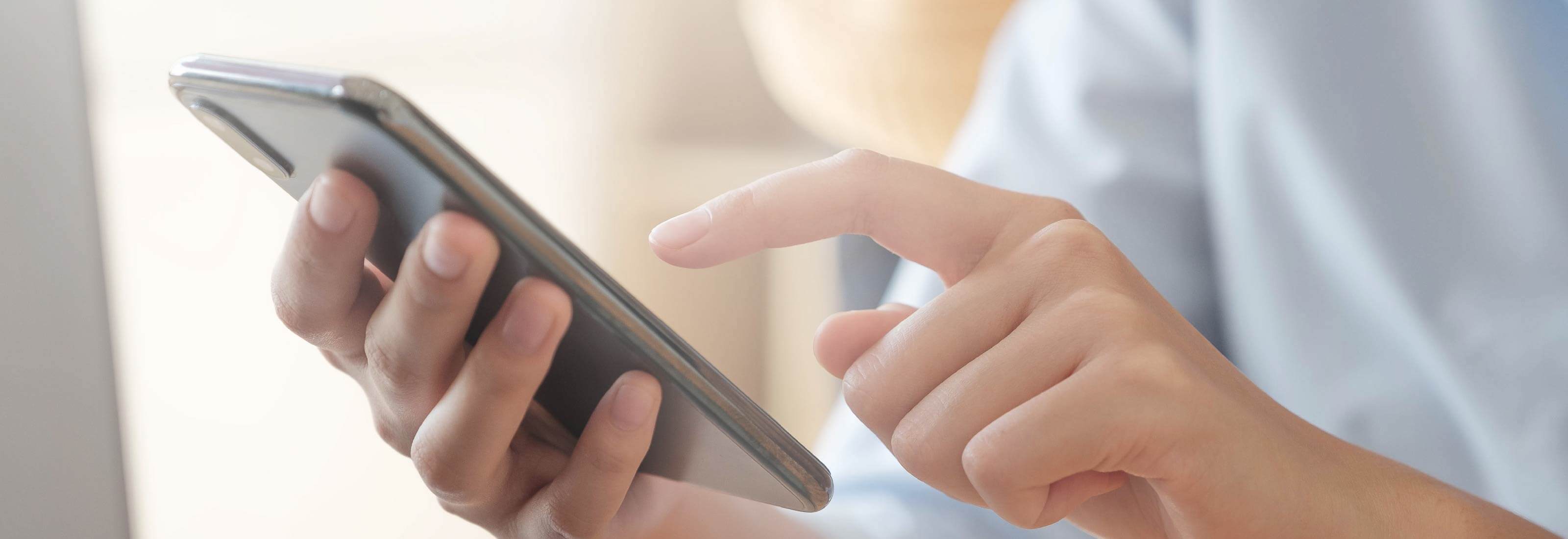 スマートフォンを操作する