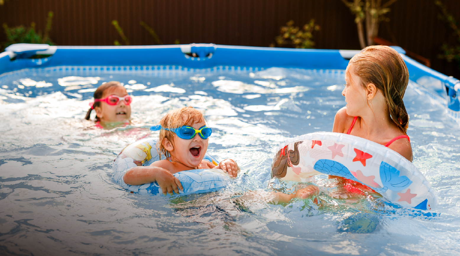 暑い夏はビニールプールを設置。リビングから見守れる安心感のある遊び場。